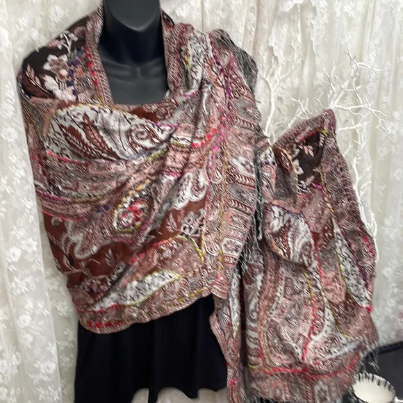 Reversible Pashmina Brown & Pink. And Other Side is Grey & Brown. Beautiful 💕 - Picture 5 of 8